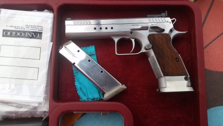 Se vende tamfoglio limited 9mm 750 euros telefono 619113204 tambien wahasapp el arma se encuentra en albacete 00