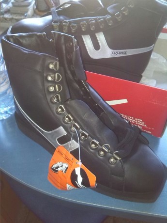 BUENAS VENDO BOTAS DE TIRO ARMA LARGA NUEVAS  Marca  ,,,PRO-SPECS,,,,,,,TALLA 44 ,,45

100 EUROS MAS ENVIO, 32