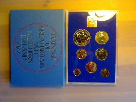 Set proof royal mint - Reino Unido - 1977 - Elizabeth II - Estuche


1/2 New penny

1 New penny

2 New 01