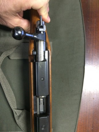 Carabina en perfecto estado CAL 22. Dispone de cargador de 5 disparos. sistema de mira de librillos muy 00