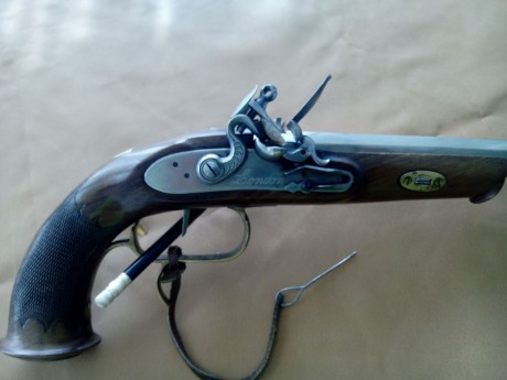Un amigo vende esta pistola de calibre .45, marca Ardesa, gatillo con pelo, cañón liso y prácticamente 01