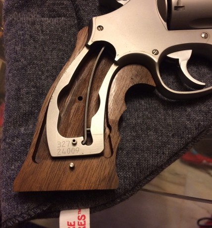 Vendo unas cachas Nill Griffe anatómicas para revolver Smith & Wesson, tipo square butt, de talla 121