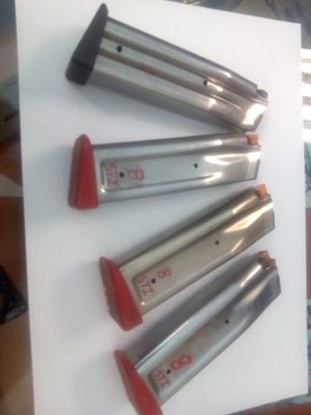 Buenas.
Pongo a la venta estos 4 cargadores (3 de SPS y 1 de STI) para el calibre .40, el precio es de 00