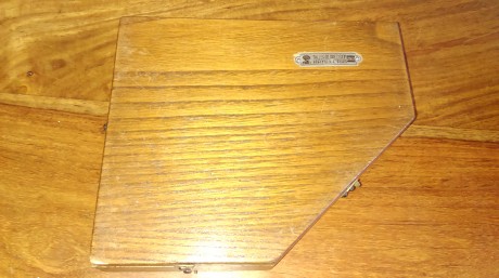 Vendo clinometro de artillería en perfecto estado con su caja original. El precio es de 30 Euros. Los 01