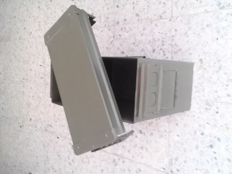 Hola a todos:
Vendo las siguientes cajas metálicas para munición u otros usos:

Caja "Fiochi" 02