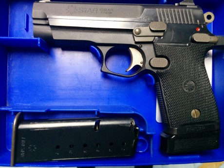 Vendo Pistola FireStar modelo 43 del 9pb con 2 cargadores y caja de transporte. El precio 250 euros portes 00