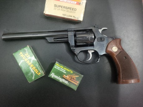 Hola.
Vendo este revólver Astra modelo CADIX en calibre 22 lr, guiado ya en F, por lo que no hace falta 21