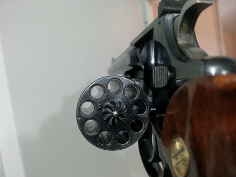 Hola.
Vendo este revólver Astra modelo CADIX en calibre 22 lr, guiado ya en F, por lo que no hace falta 20