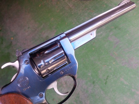 Hola.
Vendo este revólver Astra modelo CADIX en calibre 22 lr, guiado ya en F, por lo que no hace falta 31
