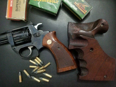 Hola.
Vendo este revólver Astra modelo CADIX en calibre 22 lr, guiado ya en F, por lo que no hace falta 41
