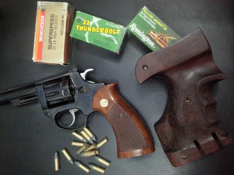 Hola.
Vendo este revólver Astra modelo CADIX en calibre 22 lr, guiado ya en F, por lo que no hace falta 50