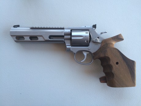 Vendo unas cachas Nill Griffe anatómicas para revolver Smith & Wesson, tipo square butt, de talla 161