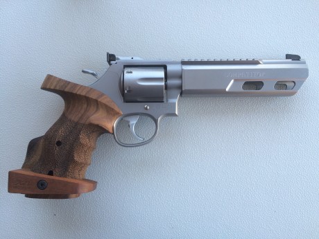Vendo unas cachas Nill Griffe anatómicas para revolver Smith & Wesson, tipo square butt, de talla 160