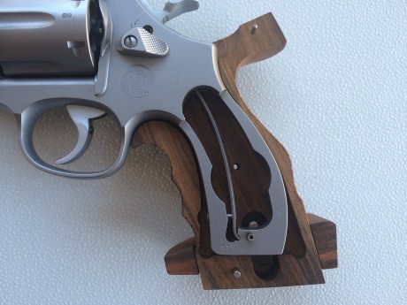 Vendo unas cachas Nill Griffe anatómicas para revolver Smith & Wesson, tipo square butt, de talla 171