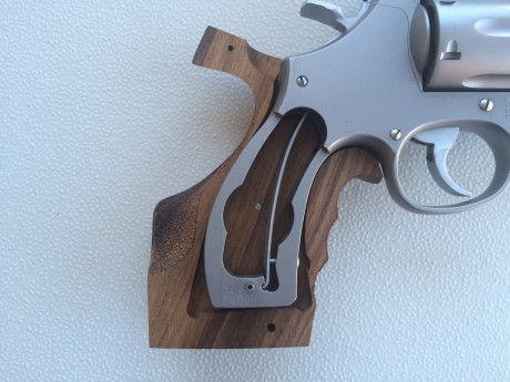 Vendo unas cachas Nill Griffe anatómicas para revolver Smith & Wesson, tipo square butt, de talla 170