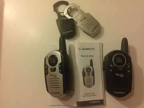 Hola a todos. Vendo pareja de Walkie Talkies Albrecht.
Funciona con 3 pilas AAA.
8 canales, pequeño tamaño, 00