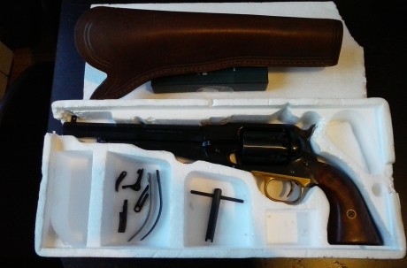 Se vende revolver Remington New Model Army de Pietta, c. 44. Nuevo, sin estrenar, sólo lo he tenido de 00