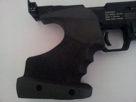 Pues eso que cambio estas cachas de mi Walther SSP talla L por una de menor tamaño, es decir talla M.
Saludos 01
