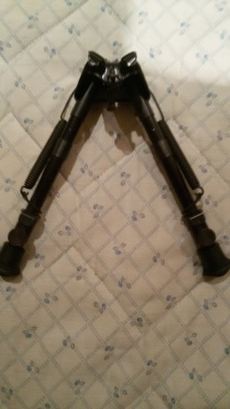Bipode para tiro de precisión con ajuste en altura entre 20 y 30 cm. 
PRECIO: 50€ 01