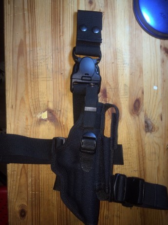 Hola 

Pongo a la venta una funda de pernera para el sistema Pixon JPX, mas dos portacargadores JPX.

El 01