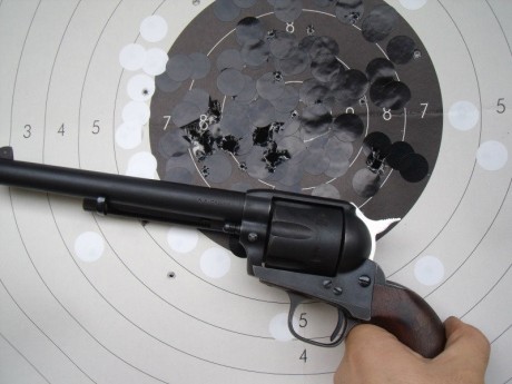 Esta carga no emploma, es potente y se puede usar plomo blando, sin alear.

45 COLT:

22 grains de polvora 02