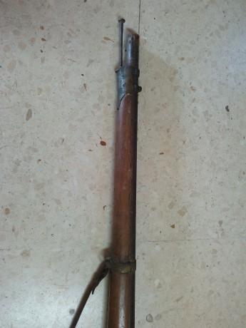 Algún forero me echaría una mano en identificar este fusil. 
Gracias de antemano 01