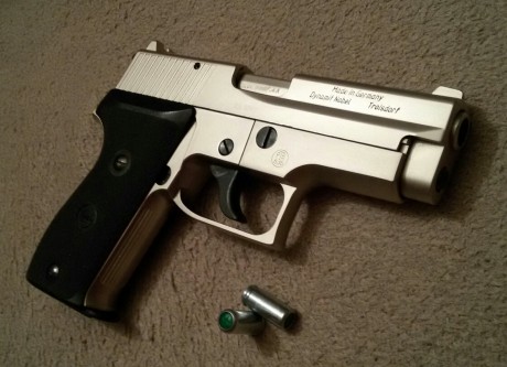   Hola chic@s!

Pongo a la venta esta preciosa pistola detonadora/fogueo alemana clásica, modelo descatalogado 12