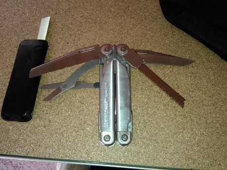 Hola pues eso vendo una leatherman surge sin uso solo abierta y visto los accesorios pero sin ninguna 82