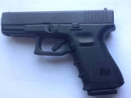 Lo dicho, vendo Glock 19 3G en muy buen estado. La venta incluye pistola, 2 cargadores, maletín original, 122