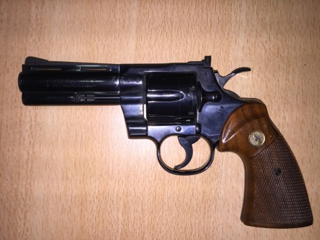 Se VENDE este precioso revólver COLT PYTHON, del calibre .357 Magnum (huelga decir que también es válido 01