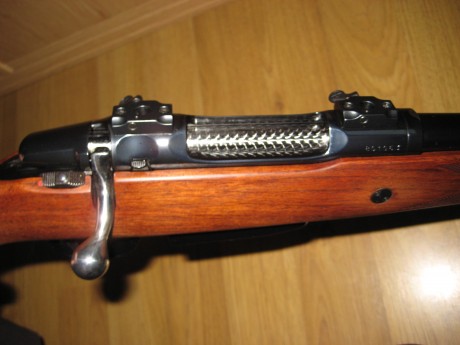 hola un familiar me ha pedido que ponga a la venta su rifle de cerrojo se trata de un Carl gustaf 2000 02