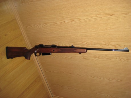 hola un familiar me ha pedido que ponga a la venta su rifle de cerrojo se trata de un Carl gustaf 2000 00