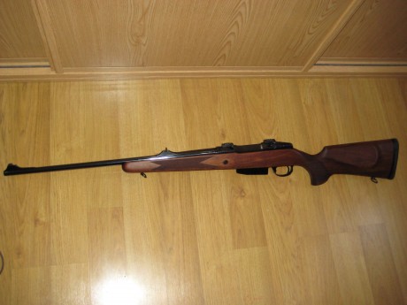 hola un familiar me ha pedido que ponga a la venta su rifle de cerrojo se trata de un Carl gustaf 2000 12