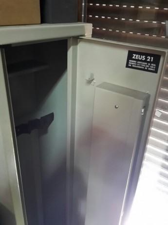 Pongo a la venta mi armero, ya que hace tiempo tuve que comprar uno mas grande.
modelo zeus 21
precio: 01