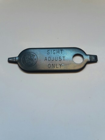 Vendo llave original para miras smith wesson.
15 euros gastos incluidos 01
