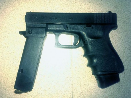  20150605010432.jpg 
Vendo Glock 19, 3ª generación. Unos 500 disparos, está MUY bien cuidada. La vendo 01