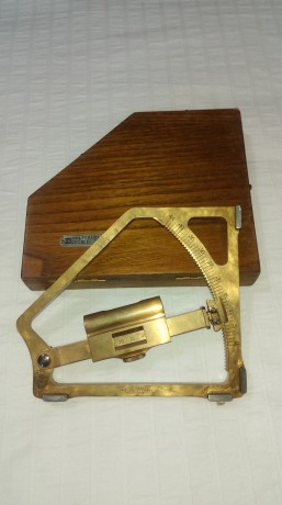 Vendo Clinometro de bronce de artillería año 1955, en perfecto estado. Viene con su caja de madera original. 00