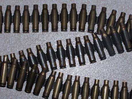 Vendo cinta ametralladora MG42,eslabones cosidos para decoración de 50 balas. Incluye 50 casquillos del 00