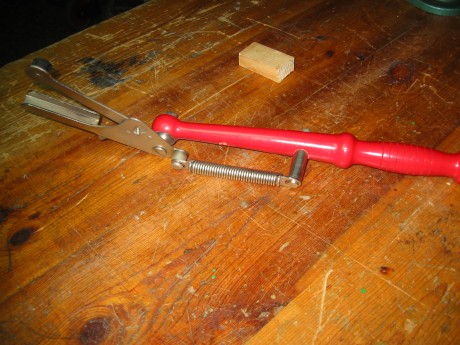 Lanzador de platos manual, no ha sido usado,  con su caja original y manual de instrucciones.
Tfno. 658763345 00