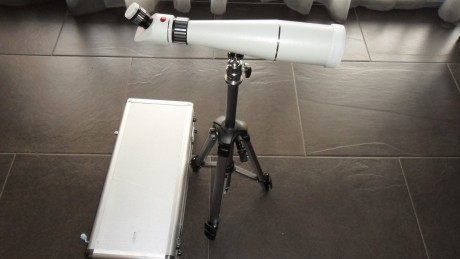 Se vende por no usar, solo unas usado cuatro veces. Es un buen telescopio para largas distancias, sobre 01