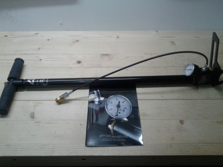 Vendo bomba FXhandpump 4 tiempos. Nueva solo probada, no tiene ni cien bombazos. 170 euros puesta en casa 21