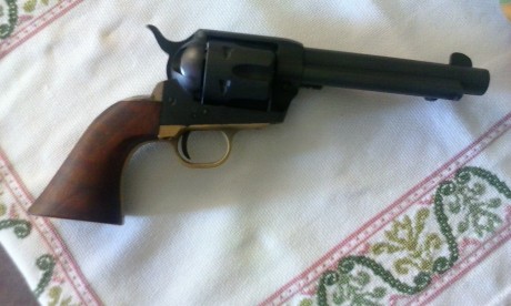Hola amigos, pues eso, vendo mi revolver guiado en AE, como digo es un PIETTA 45LC 5" 1/2 pavonado 00