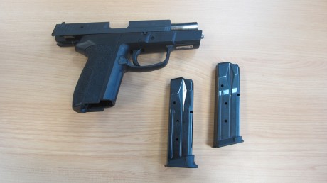 Se vende SIG PRO 2009 del 9 mm pb, con lo siguientes extras:
-Estuche original
-6 cargadores
-Funda Safariland
-Funda 00