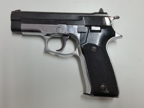 Vendo pistola Astra A80, 9 mm parabellum, provista de 2 cargadores de 15 cartuchos, empuñadura niquelada 00