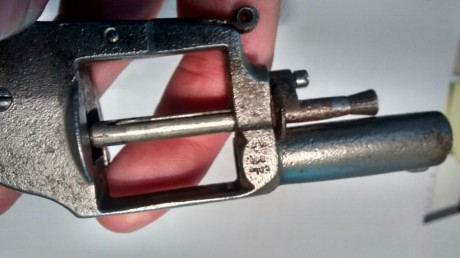 Hola un amigo que vive en Francia me manda unas fotos para ver si alguien conoce este revolver y que calibre 01
