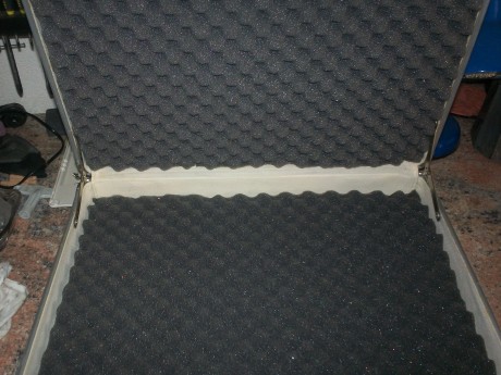 vendo 2 maletines para armas cortas en perfecto estado, interior de espuma acustica para proteger el arma, 01