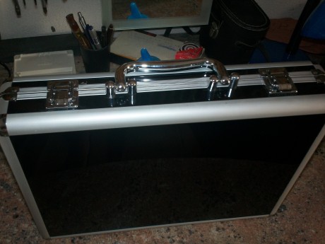 vendo 2 maletines para armas cortas en perfecto estado, interior de espuma acustica para proteger el arma, 11
