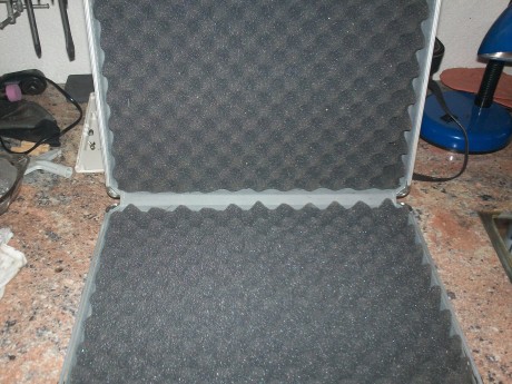 vendo 2 maletines para armas cortas en perfecto estado, interior de espuma acustica para proteger el arma, 10