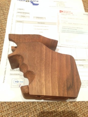 Hola a tod@s, voy a poner en venta una cacha talla "S" nueva sin estrenar  con factura de enero 02