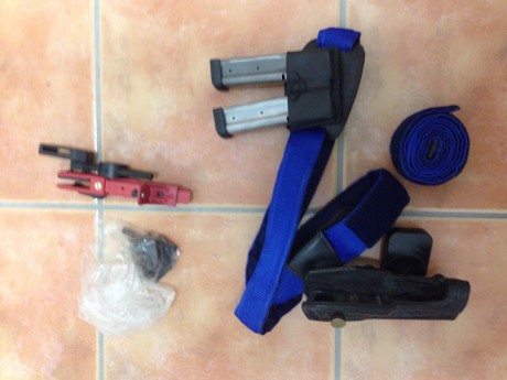 Cinturón cabrero de cuero en muy buen estado casi nuevo
Y funda de extracción rápida sin estrenar 01